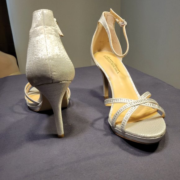 WOMENS BADGLEY MISCHKA AMERICAN GLAMOUR SILVER GLITTER HEELS - NEW WITH BOX!!! - Picture 11 of 15